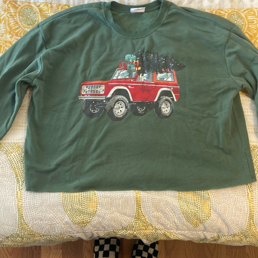 Women’s sweatshirt-size medium